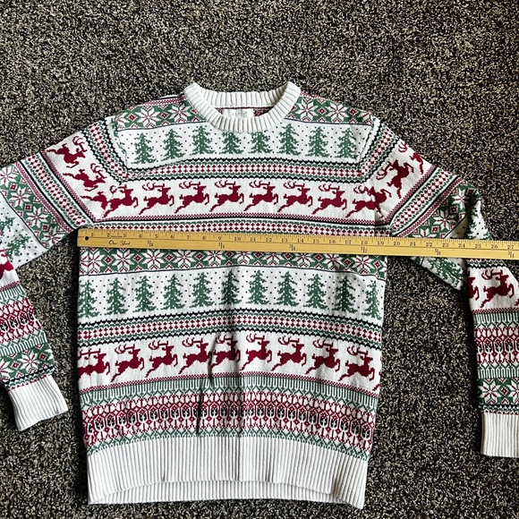 Men's Festive Crewneck Sweater with Reindeer and Tree Pattern - Picture 6 of 7